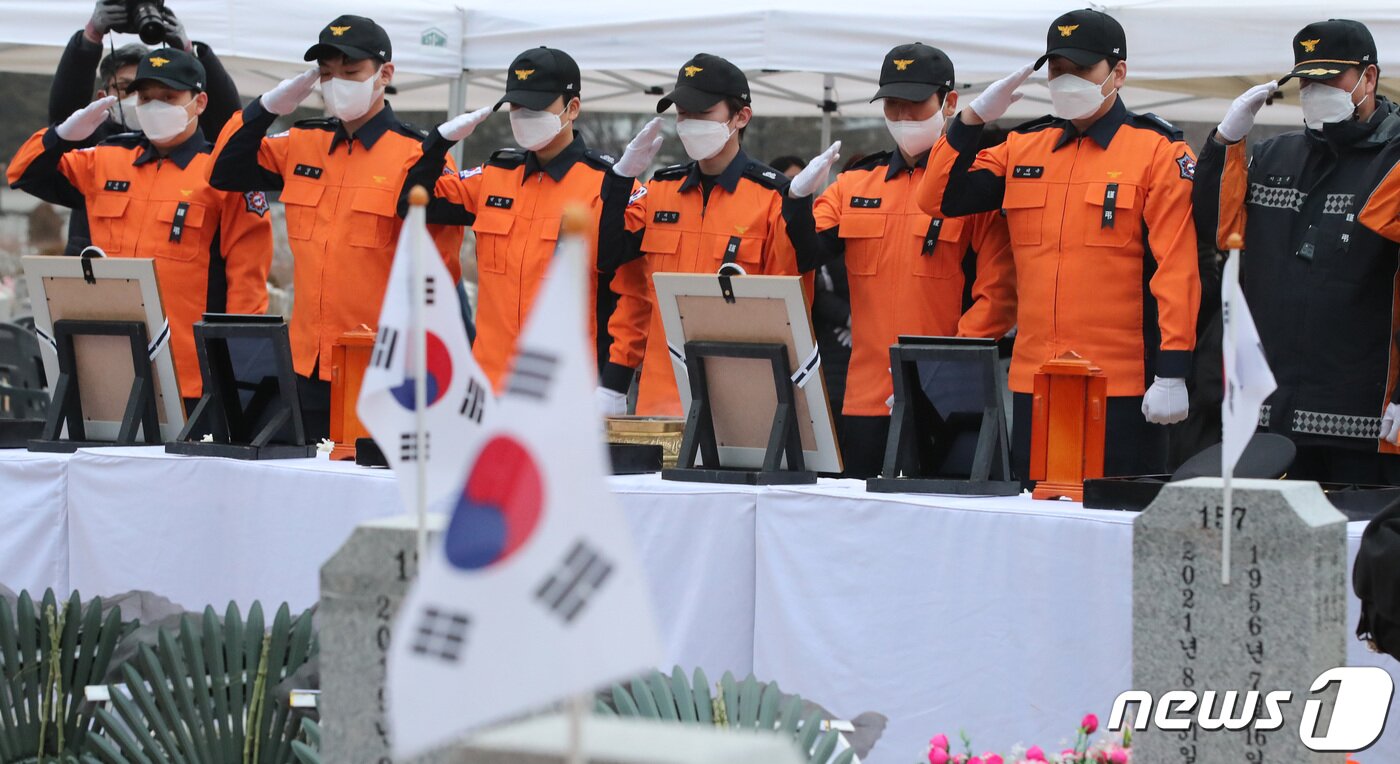 본문 이미지 - 평택 냉동창고 신축 공사장 화재 진압 과정에서 순직한 경기 송탄소방서 119구조대 고(故)이형석 소방경, 박수동 소방장, 조우찬 소방교의 안장식이 8일 오후 국립대전현충원에서 엄수되고 있다. 2022.1.8/뉴스1 ⓒ News1 김기태 기자