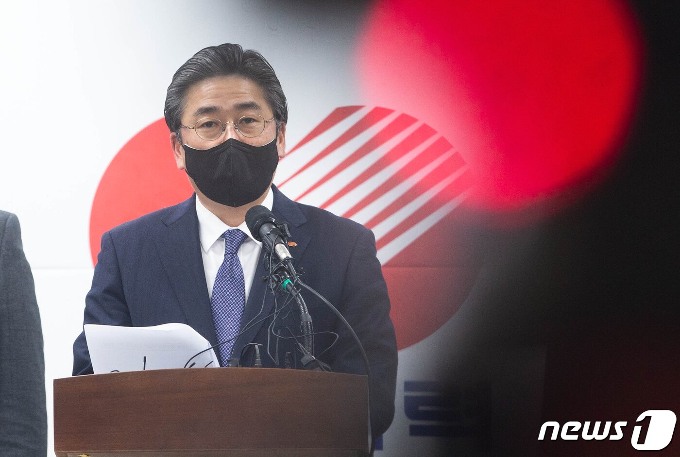 본문 이미지 - 정승일 한국전력공사 사장이 9일 오후 서울 서초구 한전아트센터 회의실에서 협력사 직원 감전사고 방지 종합대책 발표를 하고 있다. 2022.1.9/뉴스1 ⓒ News1 김명섭 기자