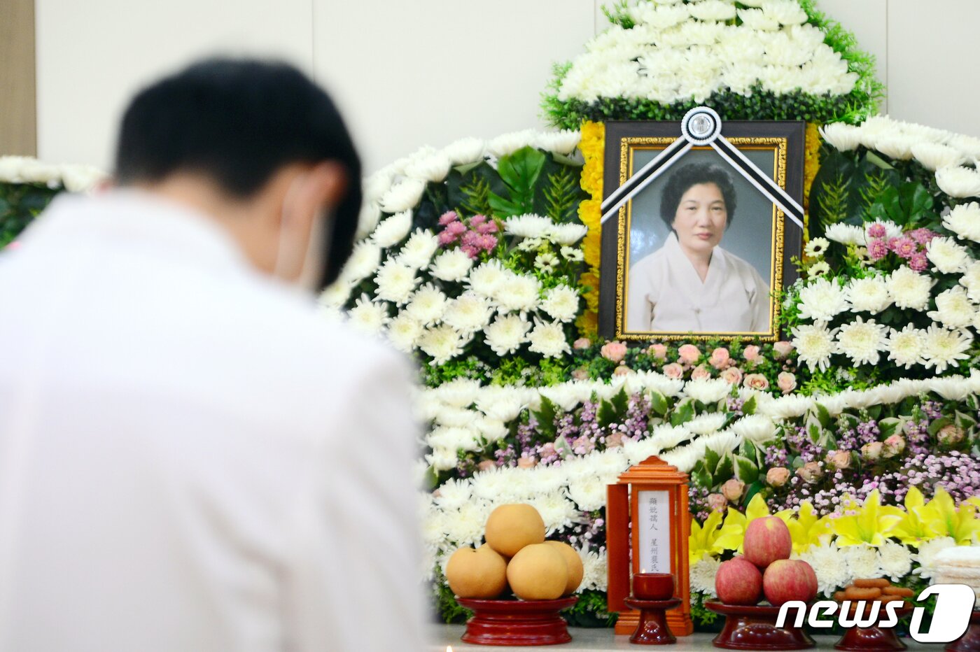 본문 이미지 - 9일 오후 고(故) 이한열 열사 어머니 배은심 여사의 빈소가 마련된 광주 동구 조선대학교병원장례식장에서 조대병원 의료진들이 추모를 하고 있다. 배 여사는 지난 3일 국립 5·18민주묘지를 참배하려다 급성 심근경색으로 쓰러져 병원에서 치료를 받았다. 상태가 호전돼 전날 퇴원했으나 하루 만에 다시 쓰러져 소생하지 못했다. 2022.1.9/뉴스1 ⓒ News1 정다움 기자