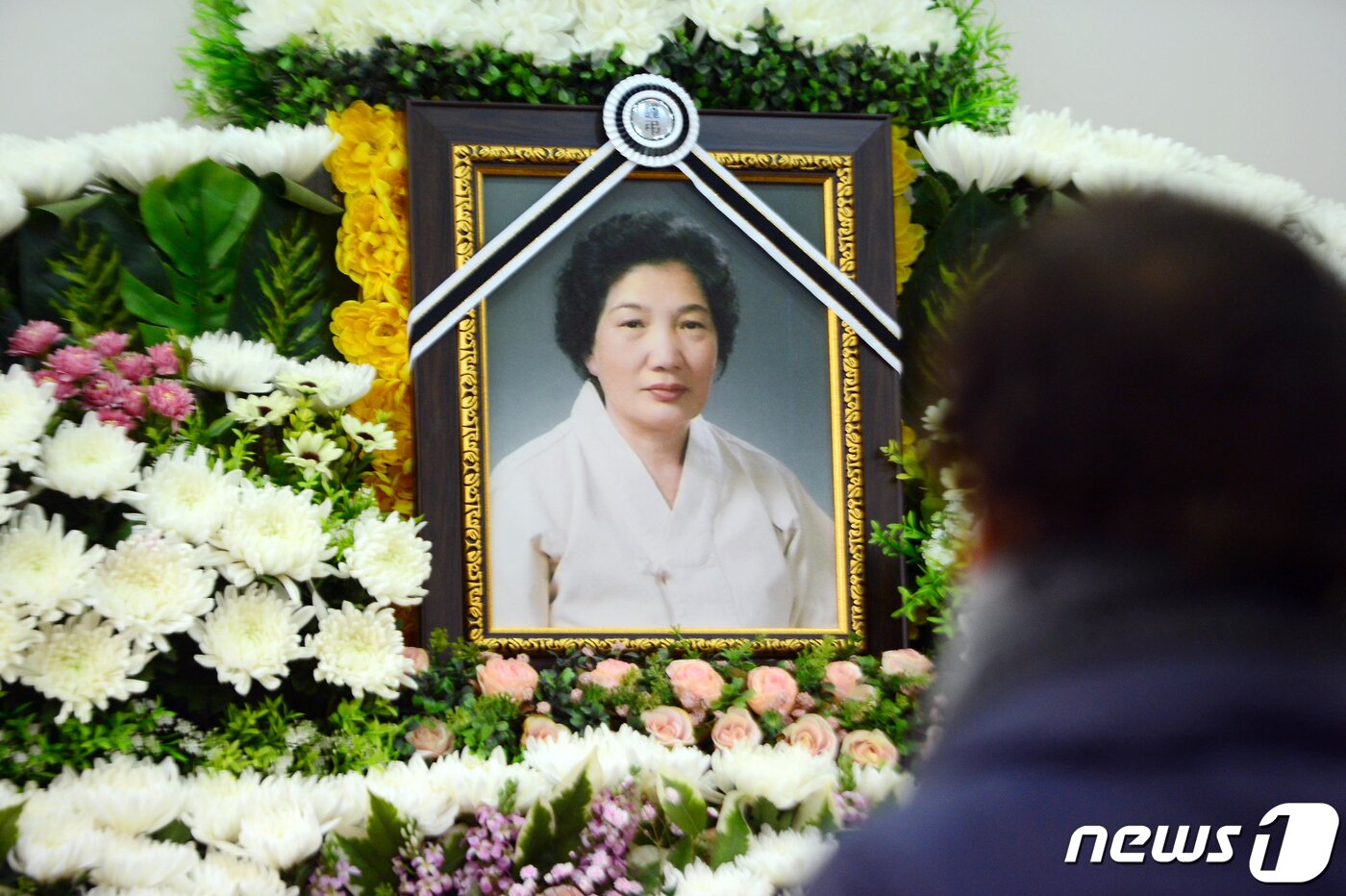 본문 이미지 - 9일 오후 고(故) 이한열 열사 어머니 배은심 여사의 빈소가 마련된 광주 동구 조선대학교병원장례식장에서 시민들이 추모를 하고 있다. 배 여사는 지난 3일 국립 5·18민주묘지를 참배하려다 급성 심근경색으로 쓰러져 병원에서 치료를 받았다. 상태가 호전돼 전날 퇴원했으나 하루 만에 다시 쓰러져 소생하지 못했다. 2022.1.9/뉴스1 ⓒ News1 정다움 기자