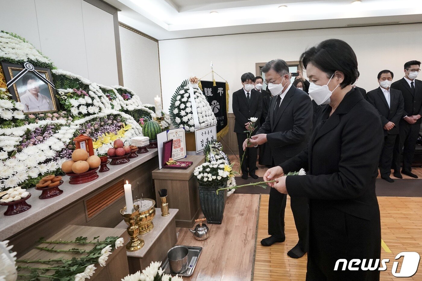 본문 이미지 - 문재인 대통령과 부인 김정숙 여사가 9일 오후 광주 동구 조선대학교병원장례식장에 마련된 고(故) 이한열 열사의 어머니 배은심 여사의 빈소를 찾아 헌화하고 있다.(청와대 제공)2022.1.9/뉴스1