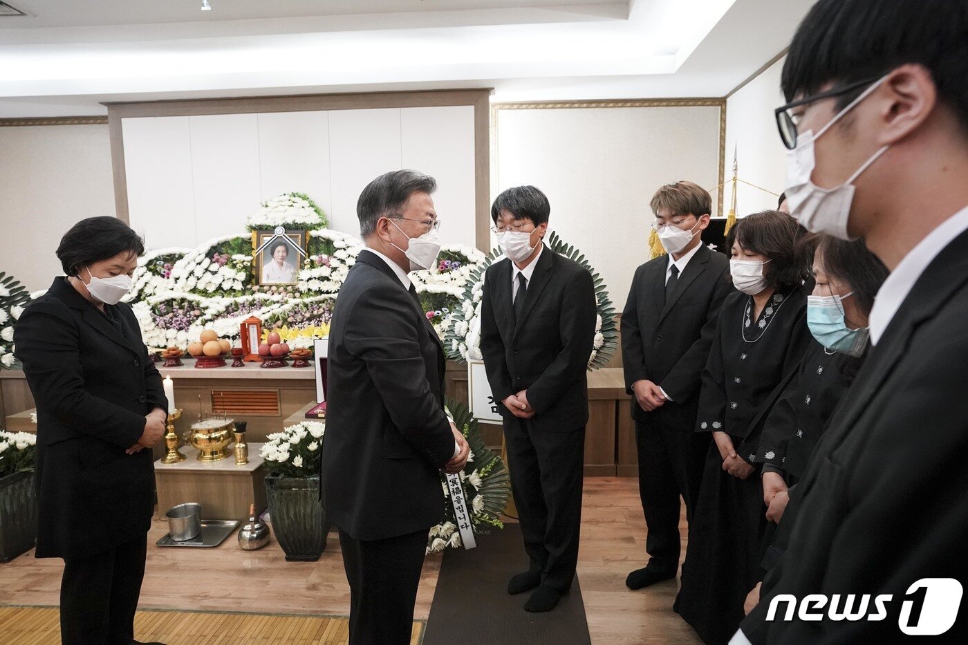 본문 이미지 - 문재인 대통령과 부인 김정숙 여사가 9일 오후 광주 동구 조선대학교병원장례식장에 마련된 고(故) 이한열 열사의 어머니 배은심 여사의 빈소를 찾아 조문한 뒤 유가족을 위로하고 있다.(청와대 제공)2022.1.9/뉴스1