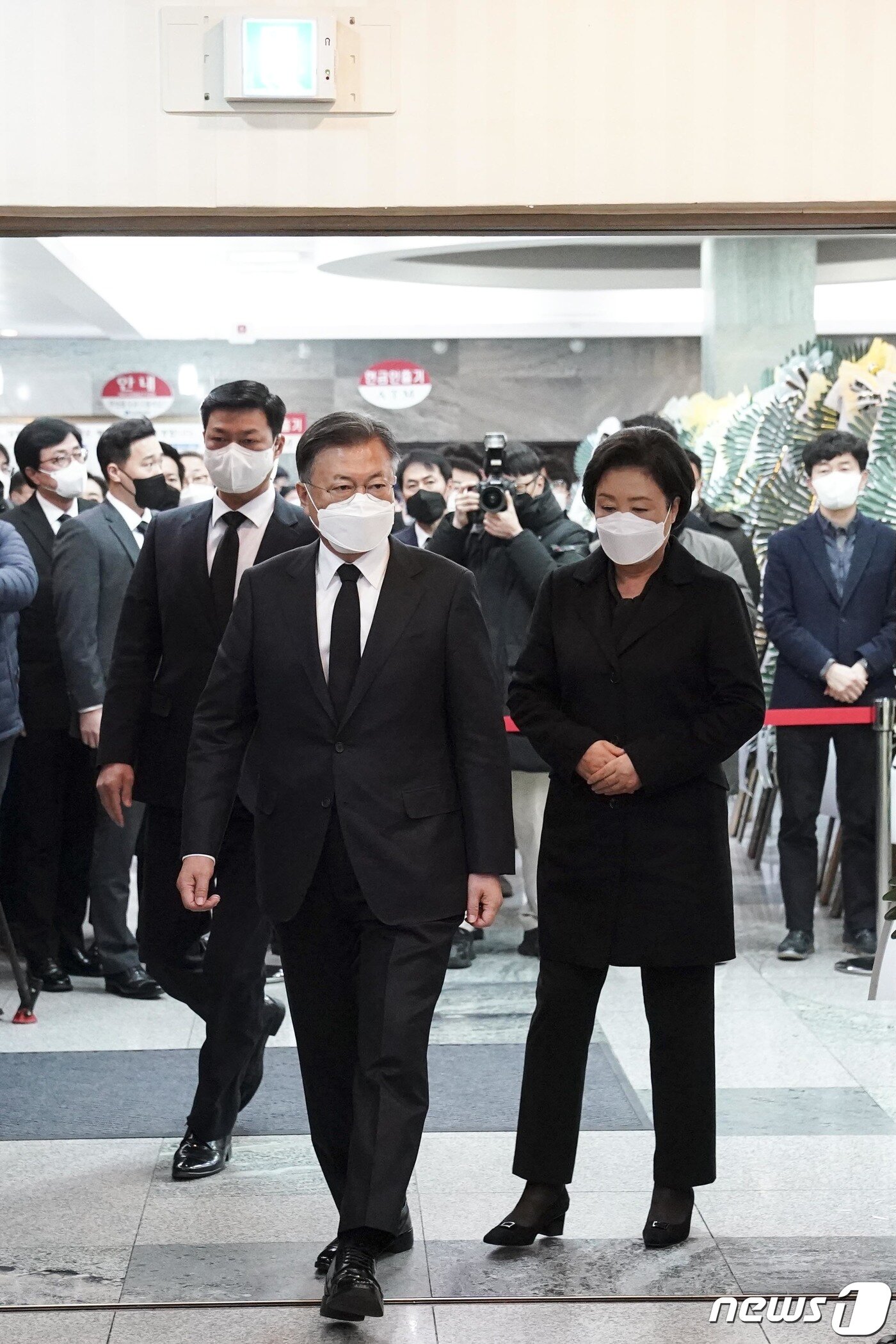 본문 이미지 - 문재인 대통령과 부인 김정숙 여사가 9일 오후 광주 동구 조선대학교병원장례식장에 마련된 고(故) 이한열 열사의 어머니 배은심 여사의 빈소로 들어서고 있다.(청와대 제공)2022.1.9/뉴스1