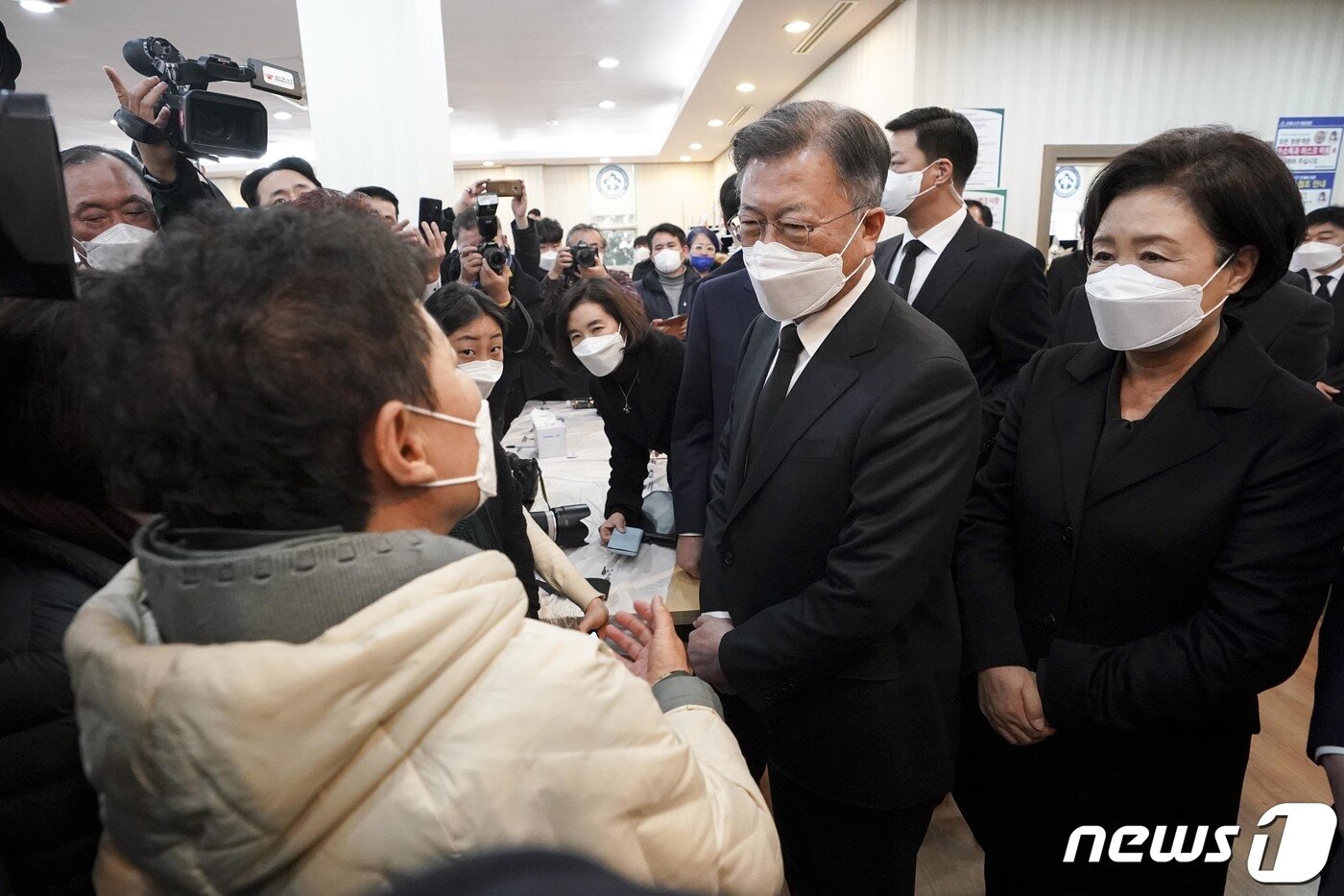 본문 이미지 - 문재인 대통령과 부인 김정숙 여사가 9일 오후 광주 동구 조선대학교병원장례식장에 마련된 고(故) 이한열 열사의 어머니 배은심 여사의 빈소를 찾아 조문한 뒤 오월어머니회 회원들과 대화하고 있다.(청와대 제공)2022.1.9/뉴스1