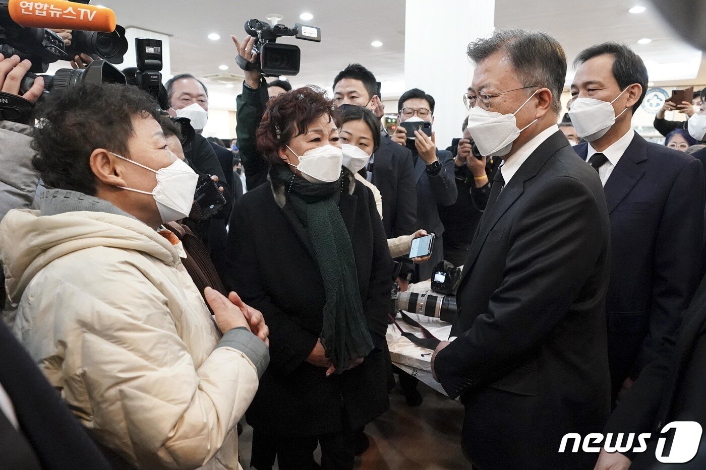 본문 이미지 - 문재인 대통령이 9일 오후 광주 동구 조선대학교병원장례식장에 마련된 고(故) 이한열 열사의 어머니 배은심 여사의 빈소를 찾아 조문한 뒤 오월어머니회 회원들과 대화하고 있다.(청와대 제공)2022.1.9/뉴스1