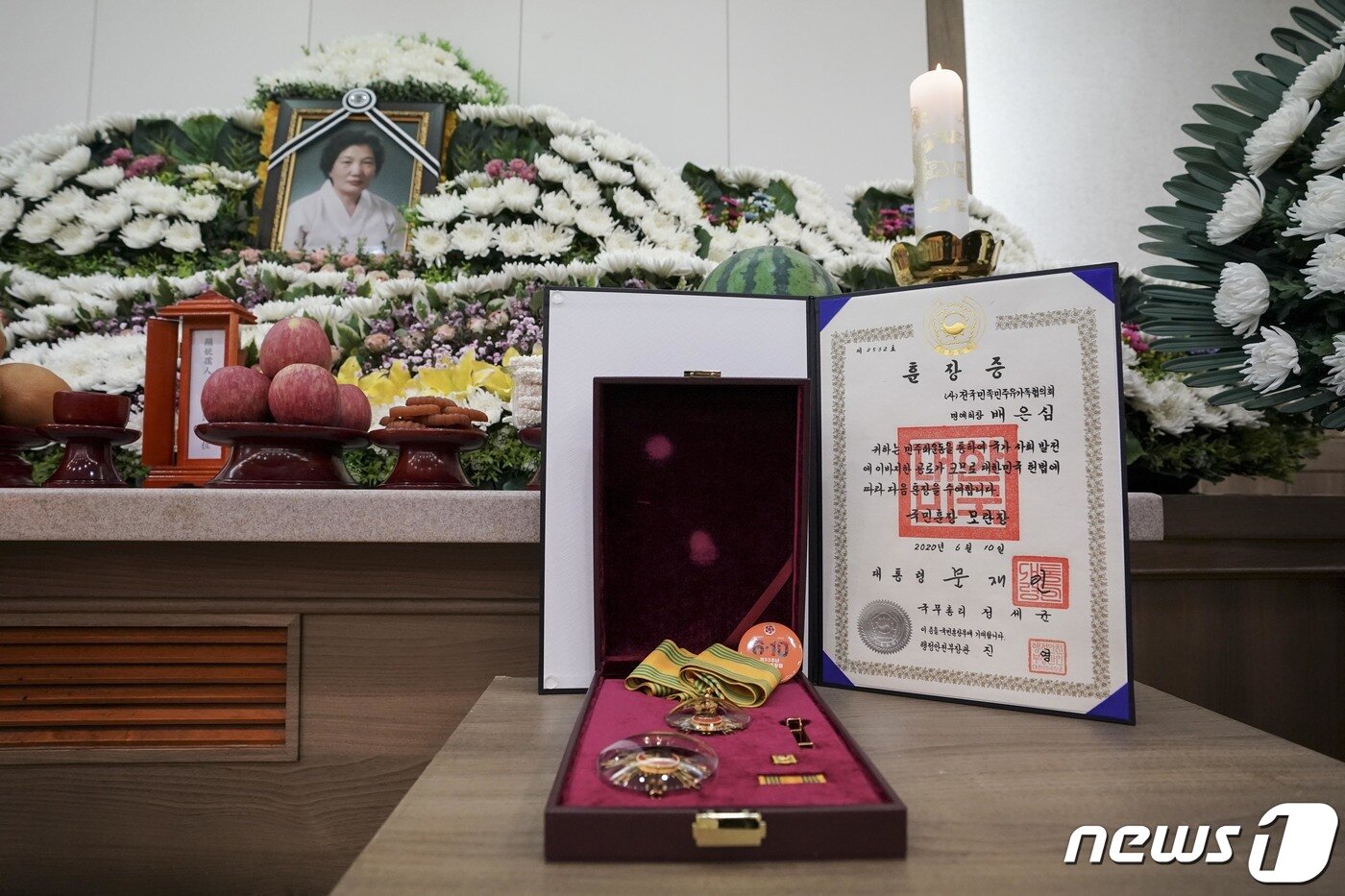 본문 이미지 - 9일 오후 광주 동구 조선대학교병원장례식장에 마련된 고(故) 이한열 열사의 어머니 배은심 여사의 빈소에 훈장증이 놓여져 있다. 이날 문재인 대통령과 김정숙 여사는 고 배은심 여사의 빈소를 찾아 조문했다. (청와대 제공)2022.1.9/뉴스1