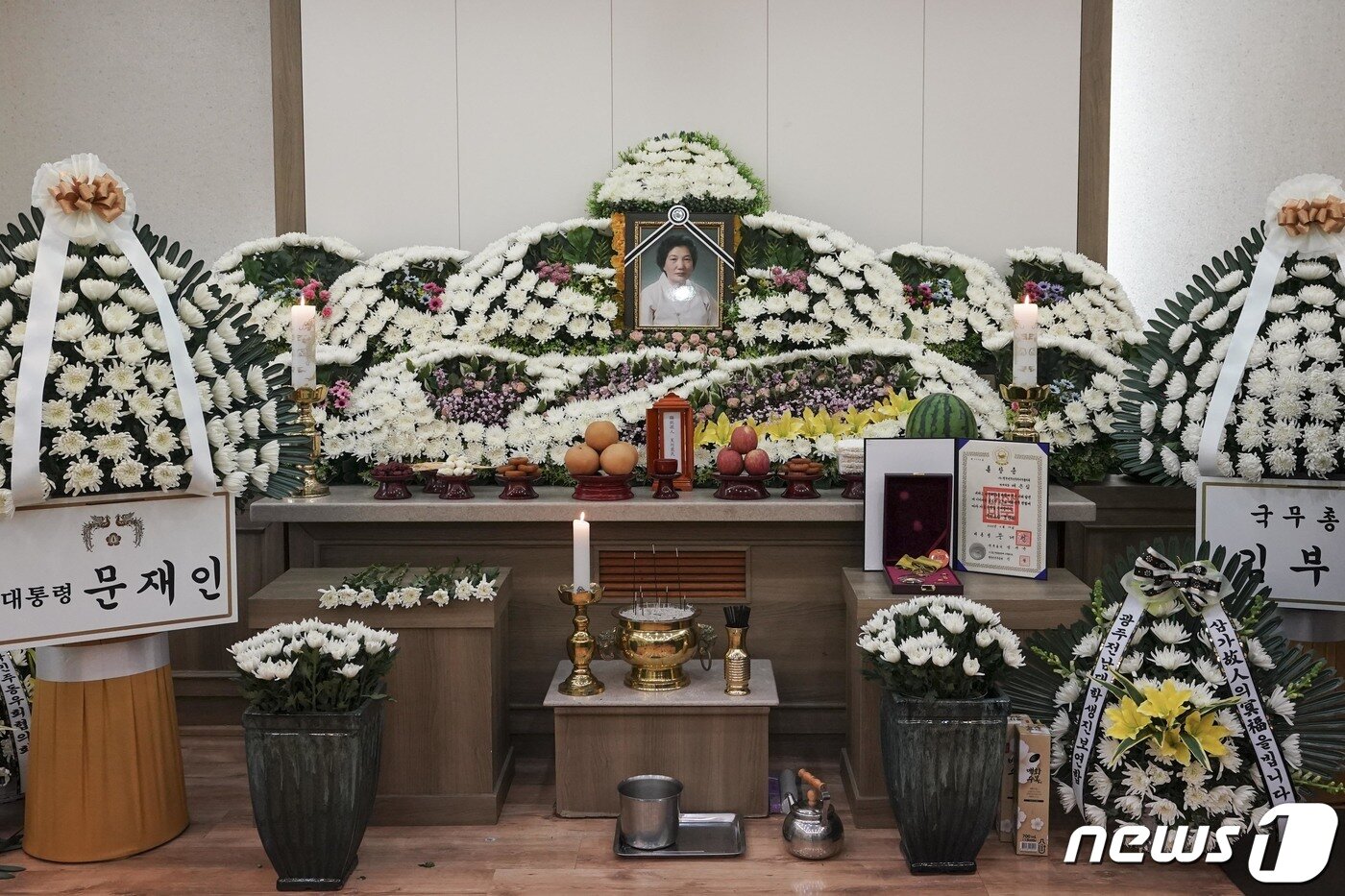 본문 이미지 - 문재인 대통령과 김정숙 여사가 9일 오후 광주 동구 조선대학교병원장례식장에 마련된 고(故) 이한열 열사의 어머니 배은심 여사의 빈소를 찾아 조문했다. 사진은 고 배은심 여사의 빈소.(청와대 제공)2022.1.9/뉴스1
