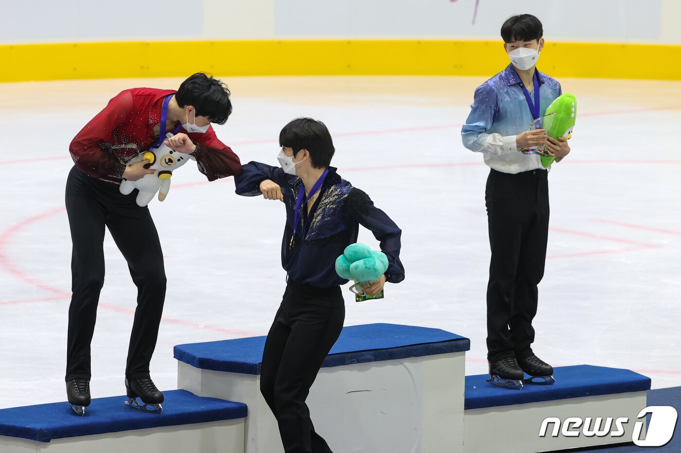 본문 이미지 - 9일 경기 의정부실내빙상장에서 열린 KB금융 코리아 피겨스케이팅 챔피언십 2022(제76회 전국남녀 피겨스케이팅 종합선수권대회) 시상식에서 차준환과 이시형이 팔꿈치 인사를 나누고 있다. 2022.1.9/뉴스1 ⓒ News1 안은나 기자
