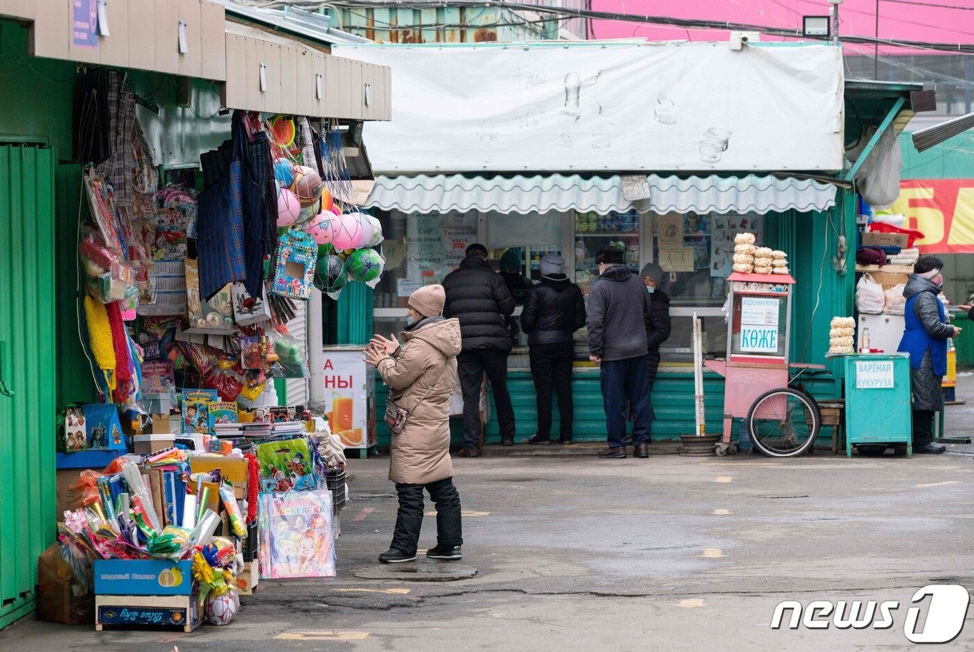본문 이미지 - 9일(현지시간) 카자흐스탄 최대 도시 알마티에서 가스값 인상으로 촉발된 반정부폭력 시위가 안정화되면서 거리에 시민들이 모습을 드러내고 있다. 2022.01.09 ⓒ AFP=뉴스1 ⓒ News1 정윤미 기자