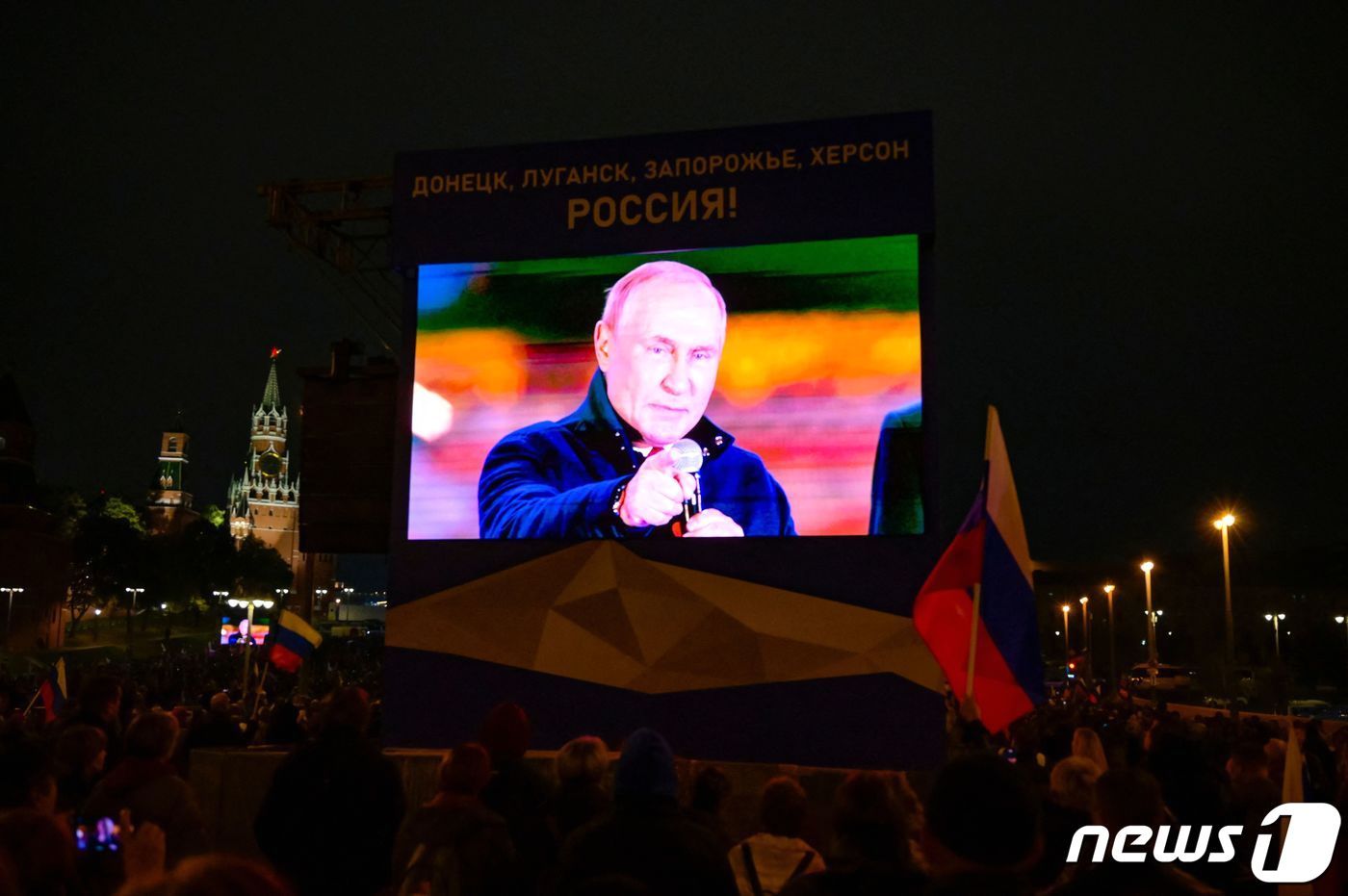 본문 이미지 - 블라디미르 푸틴 러시아 대통령이 30일&#40;현지시간&#41; 모스크바 중심부에 있는 붉은광장 록 콘서트에 나가 연설하고 있다. ⓒ AFP=뉴스1 ⓒ News1 강민경 기자