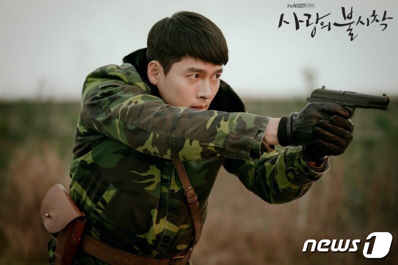 본문 이미지 - tvN 드라마 사랑의 불시착에서 북한 장교 리정혁 역을 맡았던 배우 현빈.(tvN 홈페이지 갈무리)ⓒ News1