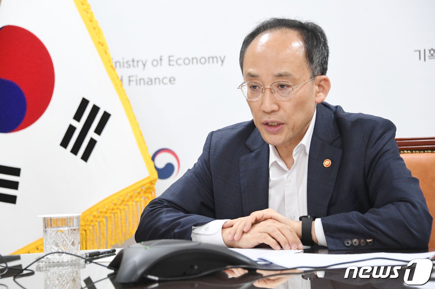 본문 이미지 - 추경호 경제부총리 겸 기획재정부 장관이 30일 정부서울청사에서 재닛 옐런 미국 재무장관과 글로벌 경제상황, 외환시장 등을 논의하기 위해 컨퍼런스 콜을 하고 있다. 2022.10.1/뉴스1