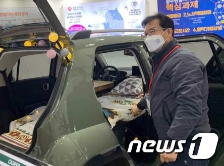 박병규 광주 광산구청장이 지난해 열린 2021 국제 IOT 가전 로봇박람회에서 캐스퍼를 둘러보고 있다. &#40;박병규 청장 페이스북 갈무리&#41; 2022.10.3/뉴스1 ⓒ News1