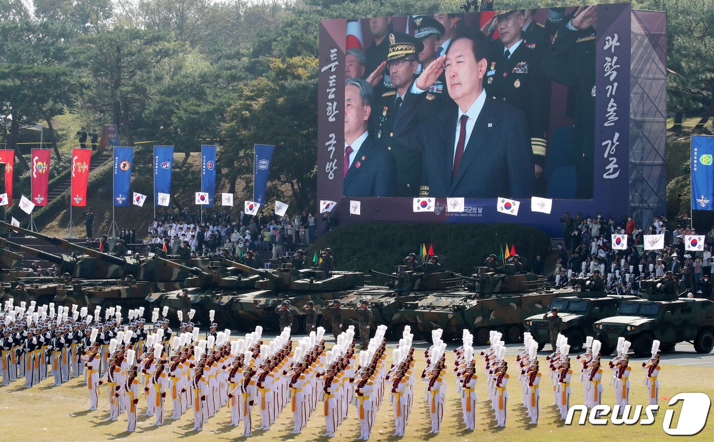 본문 이미지 - 윤석열 대통령이 1일 오전 충남 계룡대 연병장에서 열린 제74주년 국군의 날 기념식에 참석해 거수경례를 하고 있다. 2022.10.1/뉴스1 ⓒ News1 김기태 기자