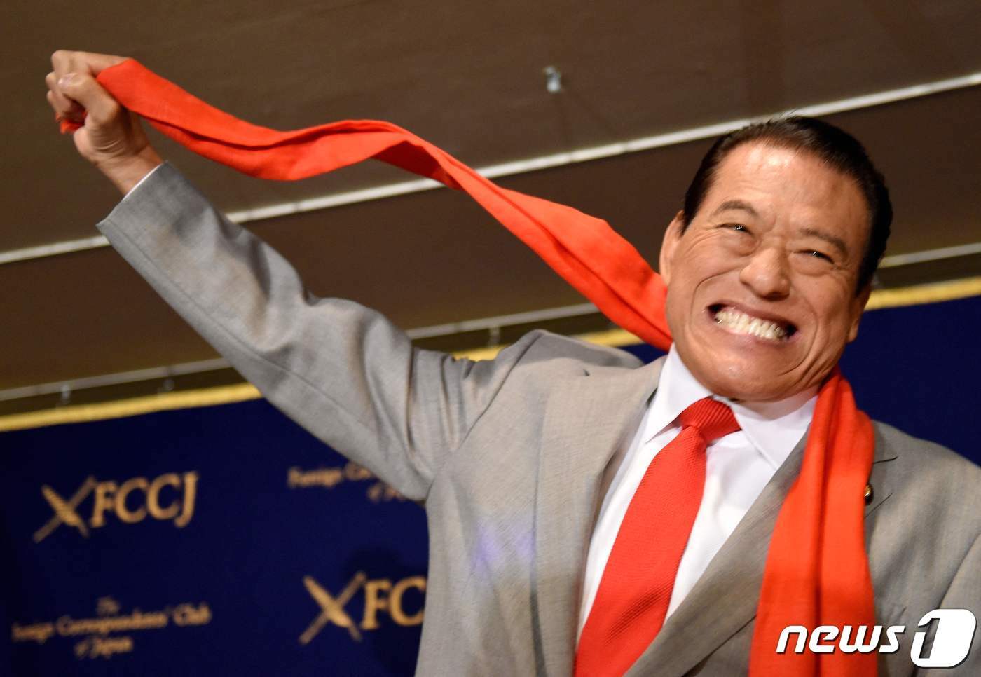 본문 이미지 - 일본 프로 레슬링계를 이끌며 국회의원으로도 활동했던 전직 프로레슬러 안토니오 이노키가 1일 아침 심부전으로 별세했다. 사진은 2017년 9월 기자회견 중 촬영된 것이다. ⓒ AFP=뉴스1 ⓒ News1 최종일 기자