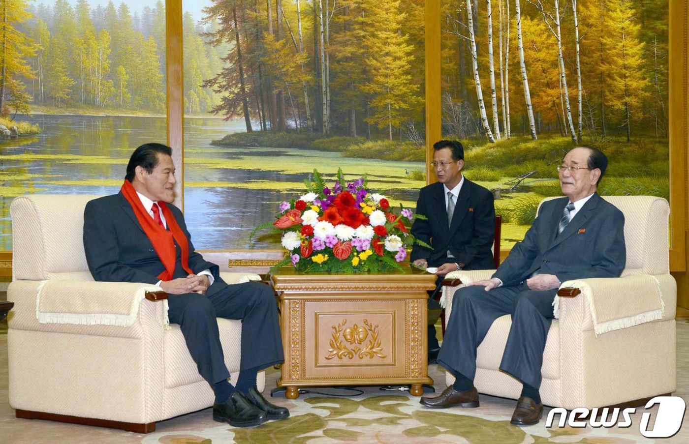 본문 이미지 - 일본 프로 레슬링계를 이끌며 국회의원으로도 활동했던 전직 프로레슬러 안토니오 이노키(사진 좌측)가 1일 아침 심부전으로 별세했다. 사진은 2014년 8월 북한을 방문했을 때 당시 김영남 북한 최고인민회의 상임위원장과 면담하는 모습이다. ⓒ AFP=뉴스1 ⓒ News1 최종일 기자