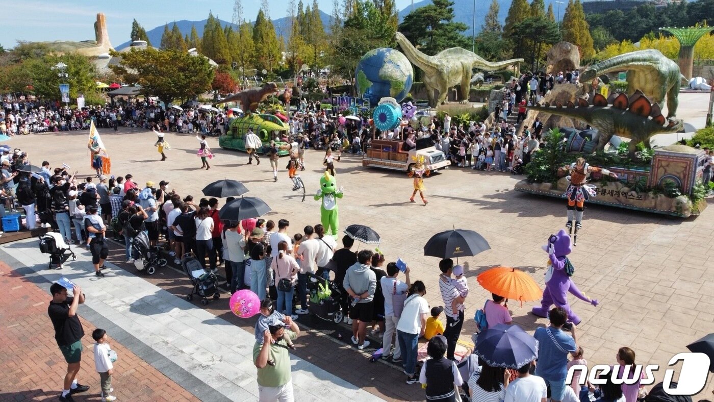 1일 오전 경남 고성군 당항포관광지에서 열리고 있는 &#39;2022 고성공룡세계엑스포&#39;를 찾은 관람객들이 공룡 퍼레이드를 관람하고 있다.&#40;엑스포 조직위 제공&#41;