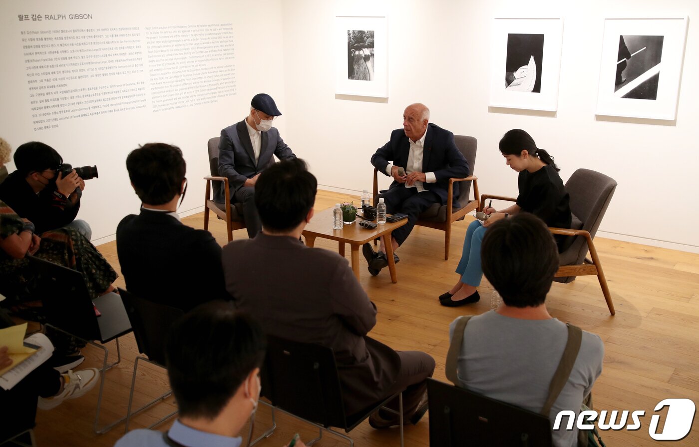 본문 이미지 - 사진작가 랄프 깁슨((Ralph Gibson)이 1일 부산 해운대구 랄프깁슨 사진미술관에서 열린 ‘랄프 깁슨 사진 미술관 개관 기자간담회’ 에서 이야기를 하고 있다. 2022.10.1./뉴스1