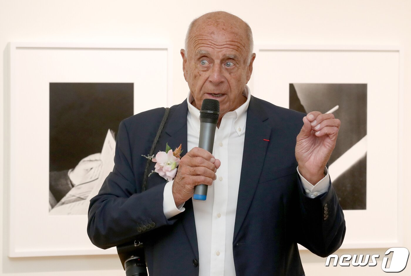 본문 이미지 - 사진작가 랄프깁슨((Ralph Gibson)이 1일 부산 해운대구 랄프 깁슨 사진미술관에서 열린 ‘랄프 깁슨 미술 사진관 개관 기자간담회’ 에서 이야기를 하고 있다. 2022.10.1./뉴스1
