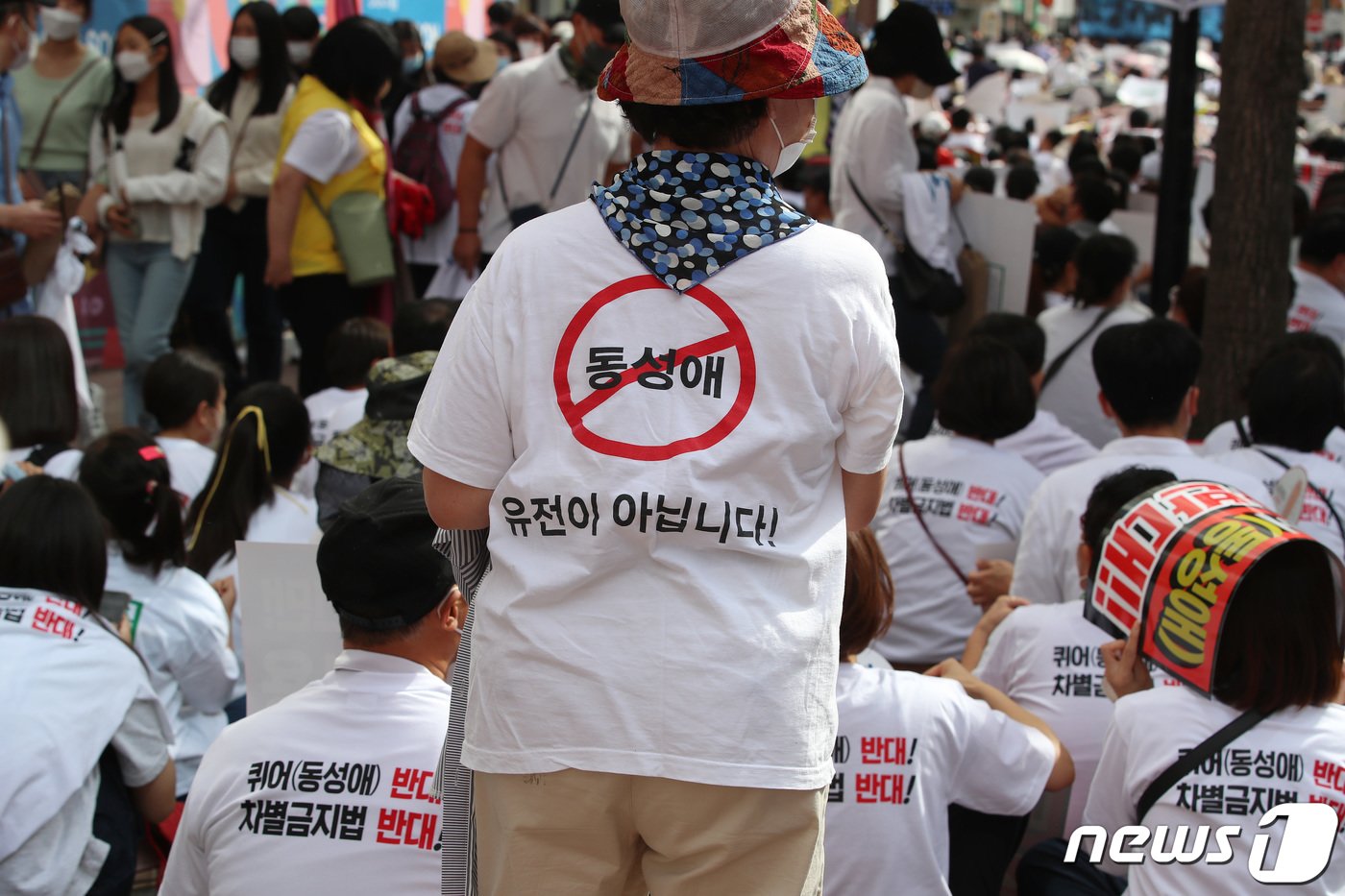 제14회 대구퀴어문화축제가 예고된 1일 오후 대구 중구 동성로 옛 대구백화점 앞 광장에서 동성애를 반대하는 기독교 단체와 학부모 단체 등 시민들이 집회를 열고 있다. 2022.10.1/뉴스1 ⓒ News1 공정식 기자