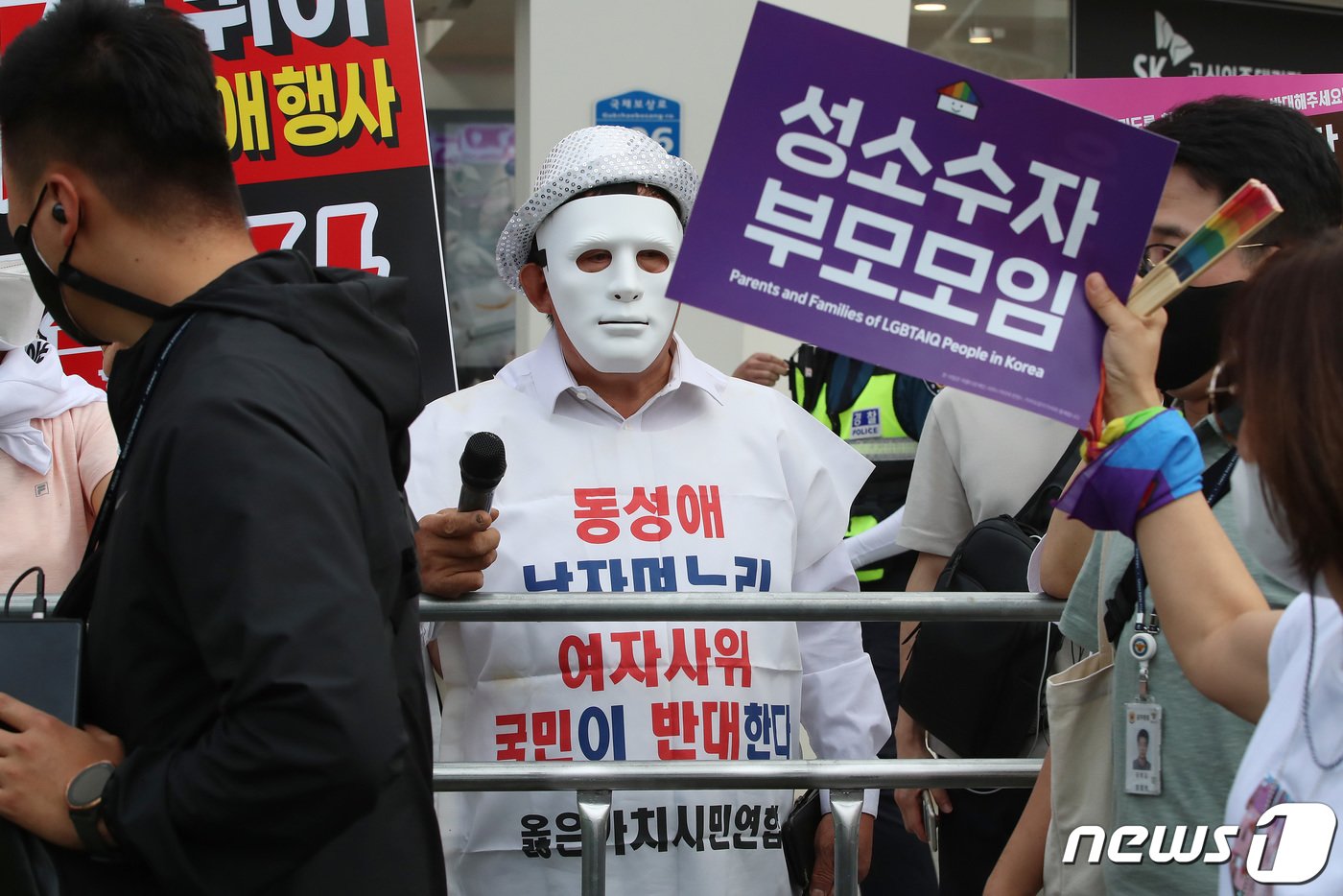 1일 오후 대구 중구 중앙로 대중교통전용지구 일대에서 열린 제14회 대구퀴어문화축제 참가자들이 도심을 행진하는 가운데 동성애를 반대하는 기독교 단체와 학부모 단체 등 시민들이 행진 구간 옆에서 피켓을 들어 보이고 있다. 2022.10.1/뉴스1 ⓒ News1 공정식 기자