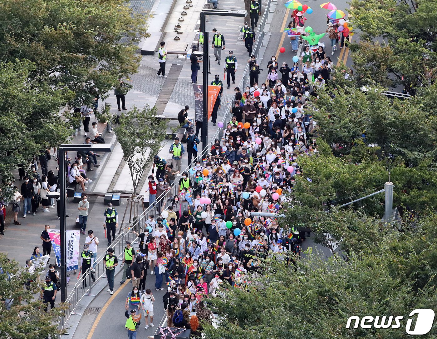 1일 오후 대구 중구 중앙로 대중교통전용지구 일대에서 열린 제14회 대구퀴어문화축제 참가자들이 도심을 행진하고 있다. 2022.10.1/뉴스1 ⓒ News1 공정식 기자