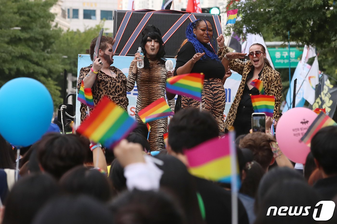 1일 오후 대구 중구 중앙로 대중교통전용지구 일대에서 열린 제14회 대구퀴어문화축제 참가자들이 도심을 행진하고 있다. 2022.10.1/뉴스1 ⓒ News1 공정식 기자