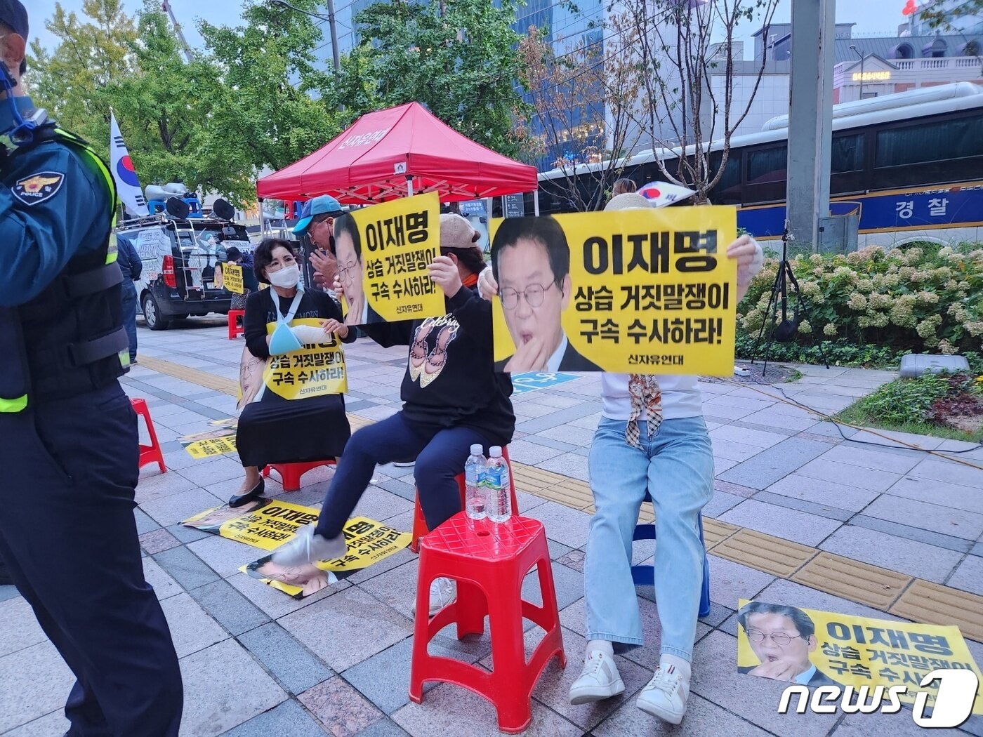 본문 이미지 - 보수단체인 신자유연대가 1일 청계천 앞에서 문재인 전 대통령과 이재명 더불어민주당 대표 구속수사를 촉구하는 맞불집회를 열었다. 2022.10.01./뉴스1 ⓒ News1 남해인 기자