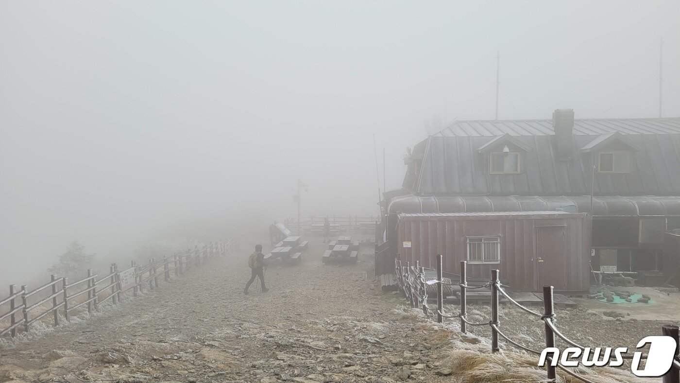 본문 이미지 - 10일 강원 설악산 중청대피소(해발 1590m)에서 관측된 올 가을 첫 눈(설악산국립공원사무소 제공) 2022.10.10/뉴스1 ⓒ News1 이종재 기자