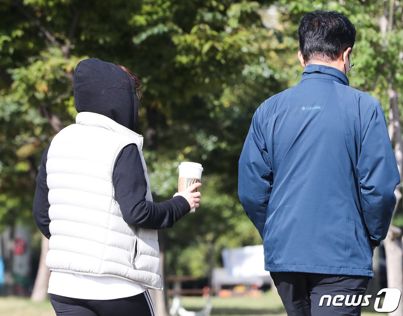 본문 이미지 - 전국에 내린 가을비로 쌀쌀한 날씨를 보인 10일 서울 여의도 한강공원에서 두터운 옷차림의 시민들이 산책을 하고 있다. 2022.10.10/뉴스1 ⓒ News1 허경 기자