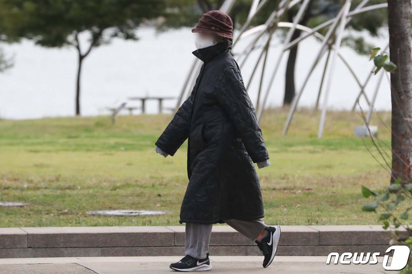 본문 이미지 - 전국에 내린 가을비로 쌀쌀한 날씨를 보인 10일 서울 여의도 한강공원에서 두터운 옷차림의 시민들이 산책을 하고 있다. 2022.10.10/뉴스1 ⓒ News1 허경 기자