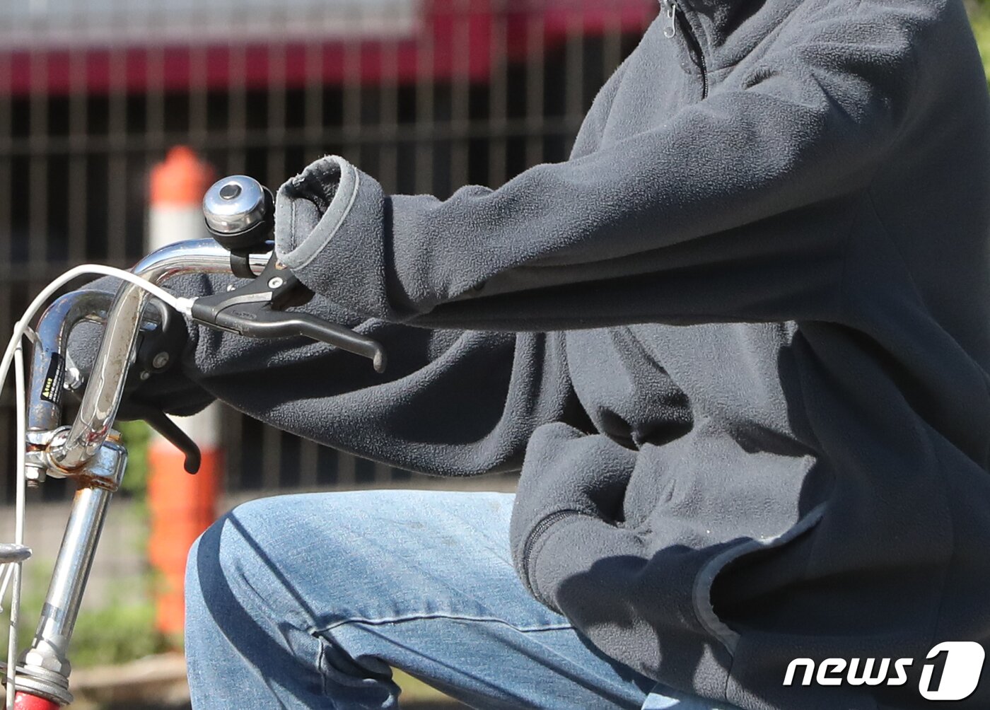 본문 이미지 - 전국에 내린 가을비로 쌀쌀한 날씨를 보인 10일 서울 여의도 한강공원에서 두터운 옷차림의 시민이 자전거를 타고 있다. 2022.10.10/뉴스1 ⓒ News1 허경 기자