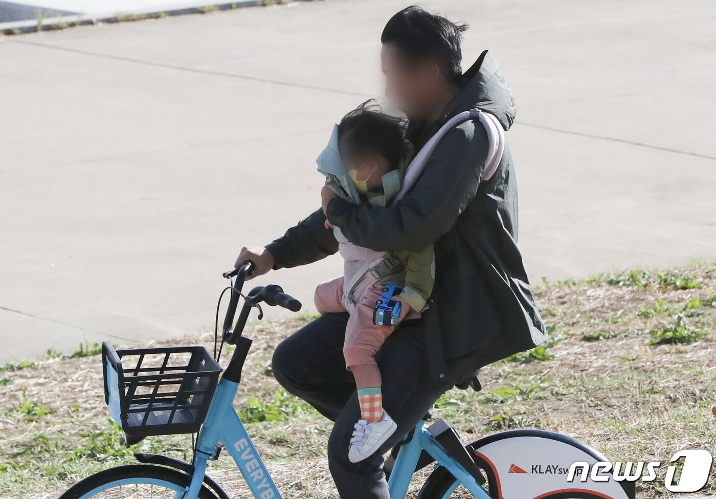 본문 이미지 - 전국에 내린 가을비로 쌀쌀한 날씨를 보인 10일 서울 여의도 한강공원에서 두터운 옷차림의 시민들이 자전거를 타고 있다. 2022.10.10/뉴스1 ⓒ News1 허경 기자