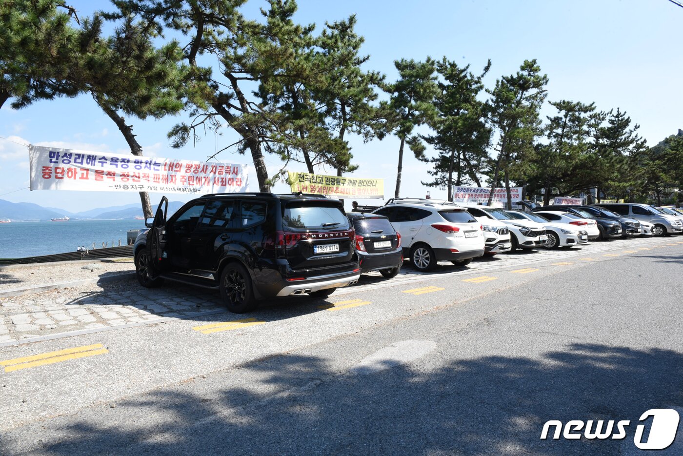 본문 이미지 - 전남 여수시 만성리 해수욕장 인근 마을 주민들은 지난 2019년 여수시와 한국토지주택공사(LH)가 추진하는 '공공지원민간임대주택 공급촉진지구 조성사업'을 반대하고 있다. 사진은 10월7일 해수욕장 인근에 내걸린 사업 반대 현수막.2022.10.10/뉴스1 ⓒ News1 김동수 기자