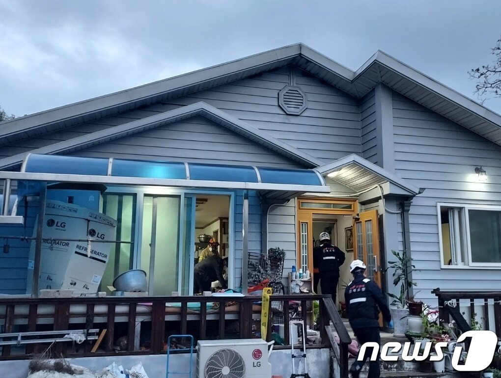 본문 이미지 - 전북 무주의 한 주택에서 가스 중독 사고가 발생해 일가족 5명이 숨지고, 1명이 의식을 잃은 상태로 병원으로 이송됐다.(전북소방본부 제공)2022.10.10/뉴스1 ⓒ News1