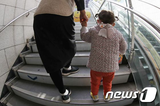 임산부의 날인 10일 서울시청 인근에서 어머니와 아이가 함께 계단을 오르고 있다. 2022.10.10/뉴스1 © News1 조태형 기자