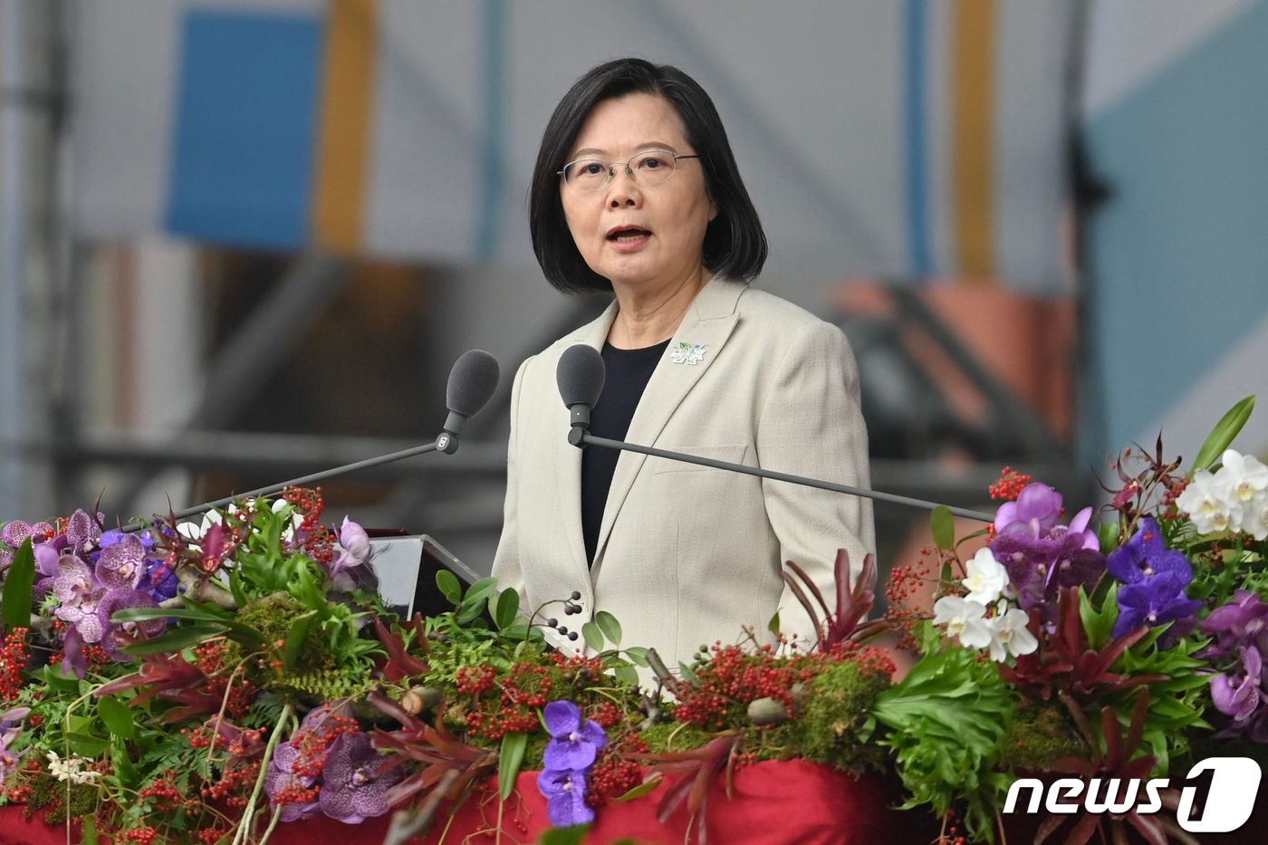 본문 이미지 - 차이잉원 대만 총통은 시 주석의 당대회 개막식 발언 관련 "일국양제에 반대한다"며 "대만의 주권을 위해 물러서지 않을 것"이라고 밝혔다. 사진은 지난 10일타이베이 총통 궁 앞에서 열린 쌍십절 기념식 모습. ⓒ AFP=뉴스1 ⓒ News1 우동명 기자