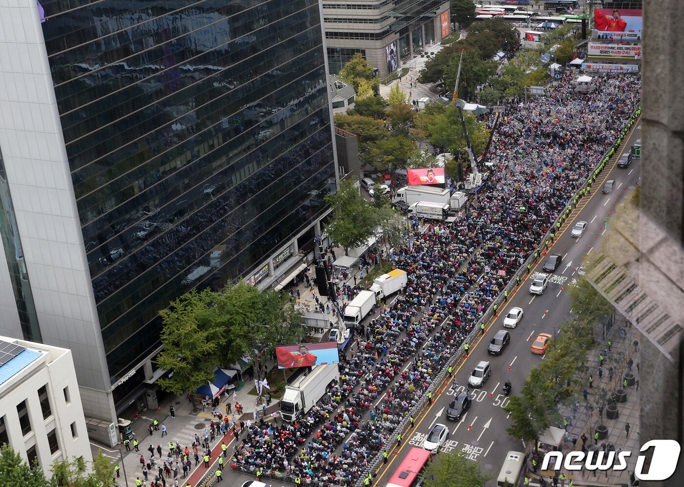 본문 이미지 - 한글날 연휴 마지막 날인 10일 서울 종로구 세종대로 동화면세점 일대에서 자유통일당 등 보수단체 주최로 '자유통일을 위한 천만서명 국민대회' 집회가 진행되고 있다. 2022.10.10/뉴스1 ⓒ News1 이동해 기자