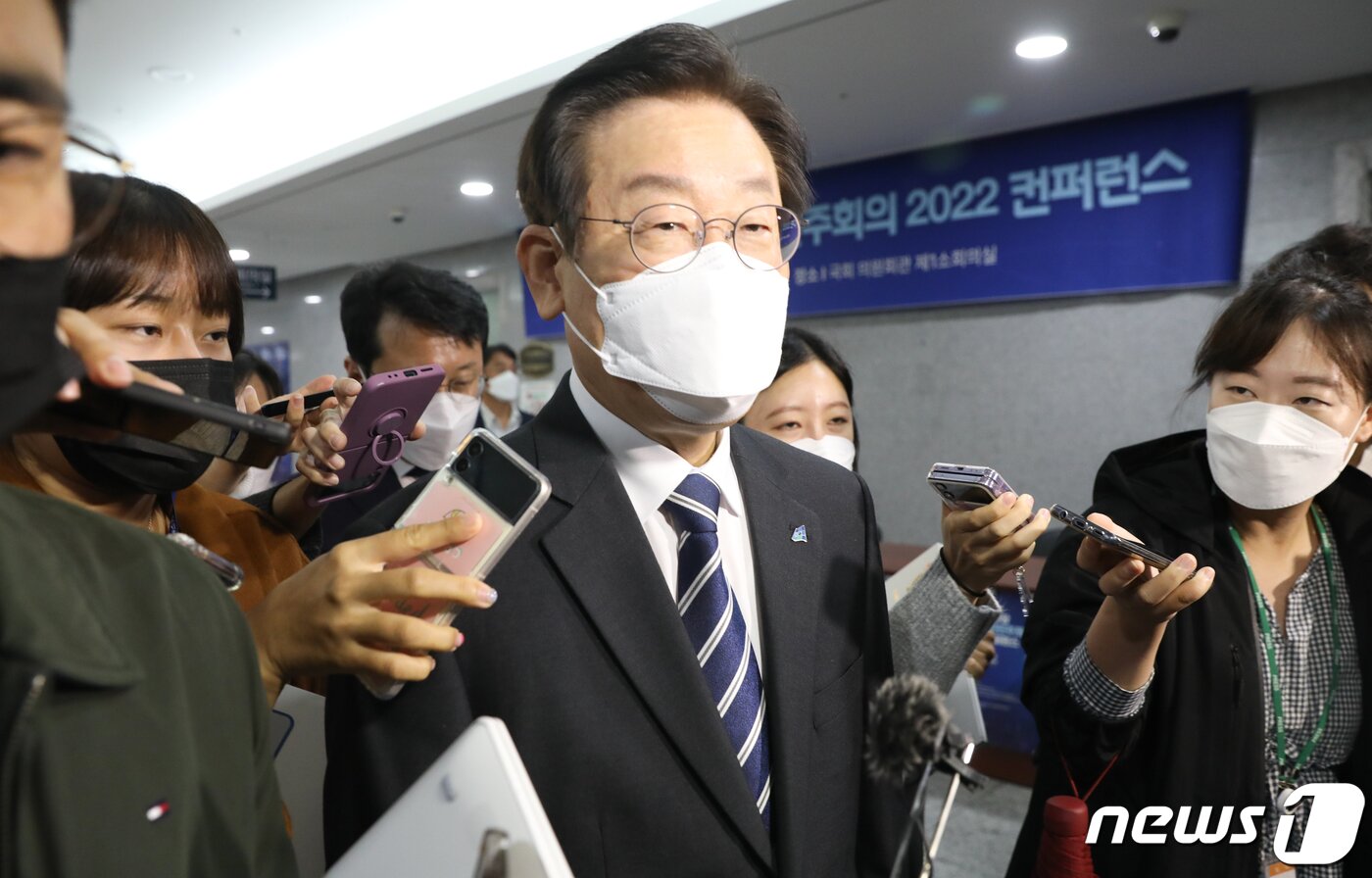 본문 이미지 - 이재명 더불어민주당 대표가 10일 서울 여의도 국회 의원회관에서 열린 세계한인민주회의 2022 컨퍼런스를 마친 뒤 이동하며 취재진의 질문을 받고 있다. 이 대표는 '한미일 군사훈련을 하면 일본 자위대를 정식 군대를 인정하는 것', '왜 하필 독도 근처에 와서 한미일 군사훈련을 하느냐'고 지적한 바 있다. 2022.10.10/뉴스1 ⓒ News1 허경 기자