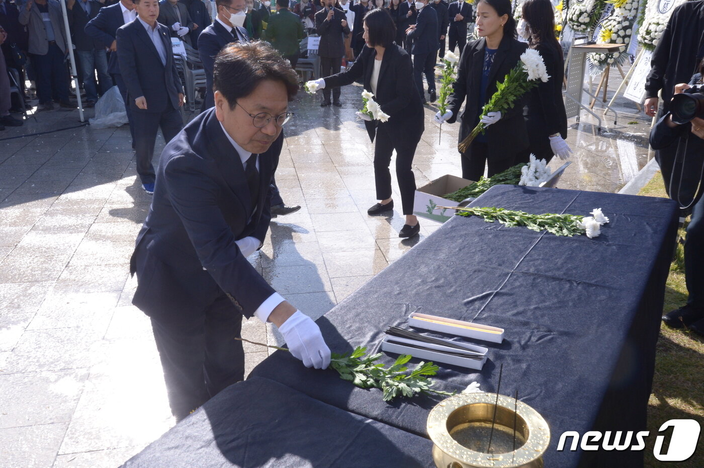 본문 이미지 - 광주 동구 5·18민주광장에서 10일 열린 '고 안병하 치안감 추모식''에서 강기정 광주시장이 헌화를 하고 있다. 2022.10.10/뉴스1 ⓒ News1 최성국 기자