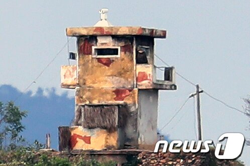 본문 이미지 - 북한 노동당 창건 77주년인 10일 경기 파주시 접경지역에 바라본 북한군 초소에 카메라가 설치돼 있다. 북한 노동당 기관지 노동신문은 10일 "나라의 전쟁억제력과 핵반격능력을 검증 판정하며 적들에게 엄중한 경고를 보내기 위한 조선 인민군 전술핵운용부대들의 군사훈련이 지난 9월25일부터 10월9일까지 진행되었다＂고 전했다. 신문은 해당 기간 7차례에 걸쳐 전술핵운용부대들이 미사일을 발사했다고 전했다. 2022.10.10/뉴스1 ⓒ News1 황기선 기자