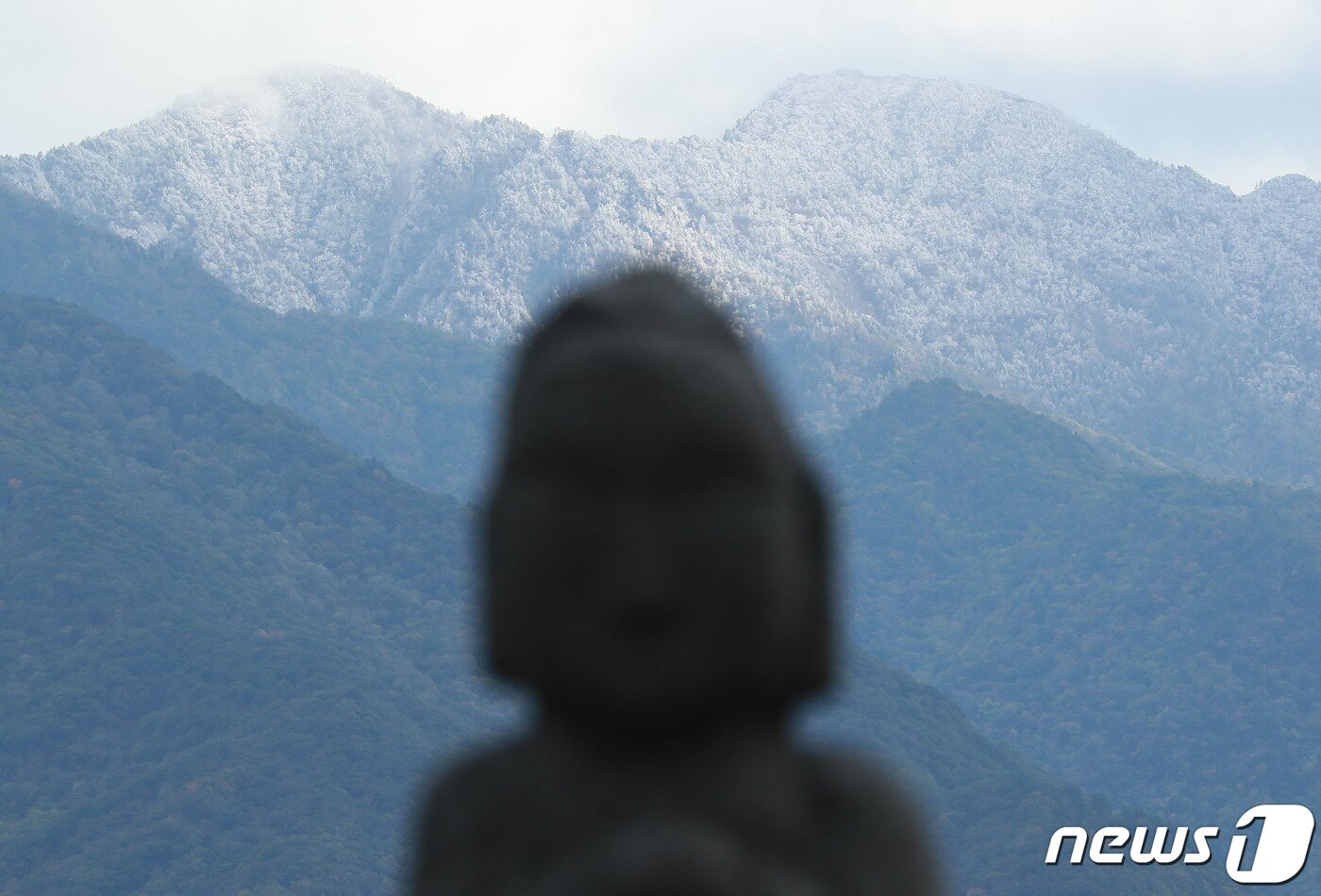 본문 이미지 - 10일 경남 함양군 마천면 지리산 조망공원에서 바라 본 지리산 천왕봉이 첫눈이 내려 하얗게 변해 있다.(함양군 제공) 2022.10.10/뉴스1 ⓒ News1 임세영 기자