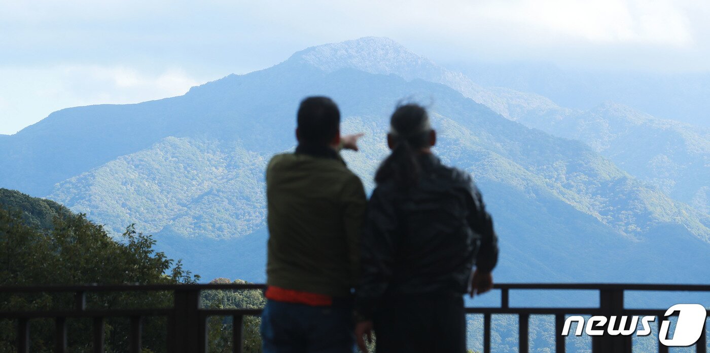 본문 이미지 - 10일 경남 함양군 마천면 지리산 조망공원에서 바라 본 지리산 천왕봉이 첫눈이 내려 하얗게 변해 있다.(함양군 제공) 2022.10.10/뉴스1 ⓒ News1 임세영 기자