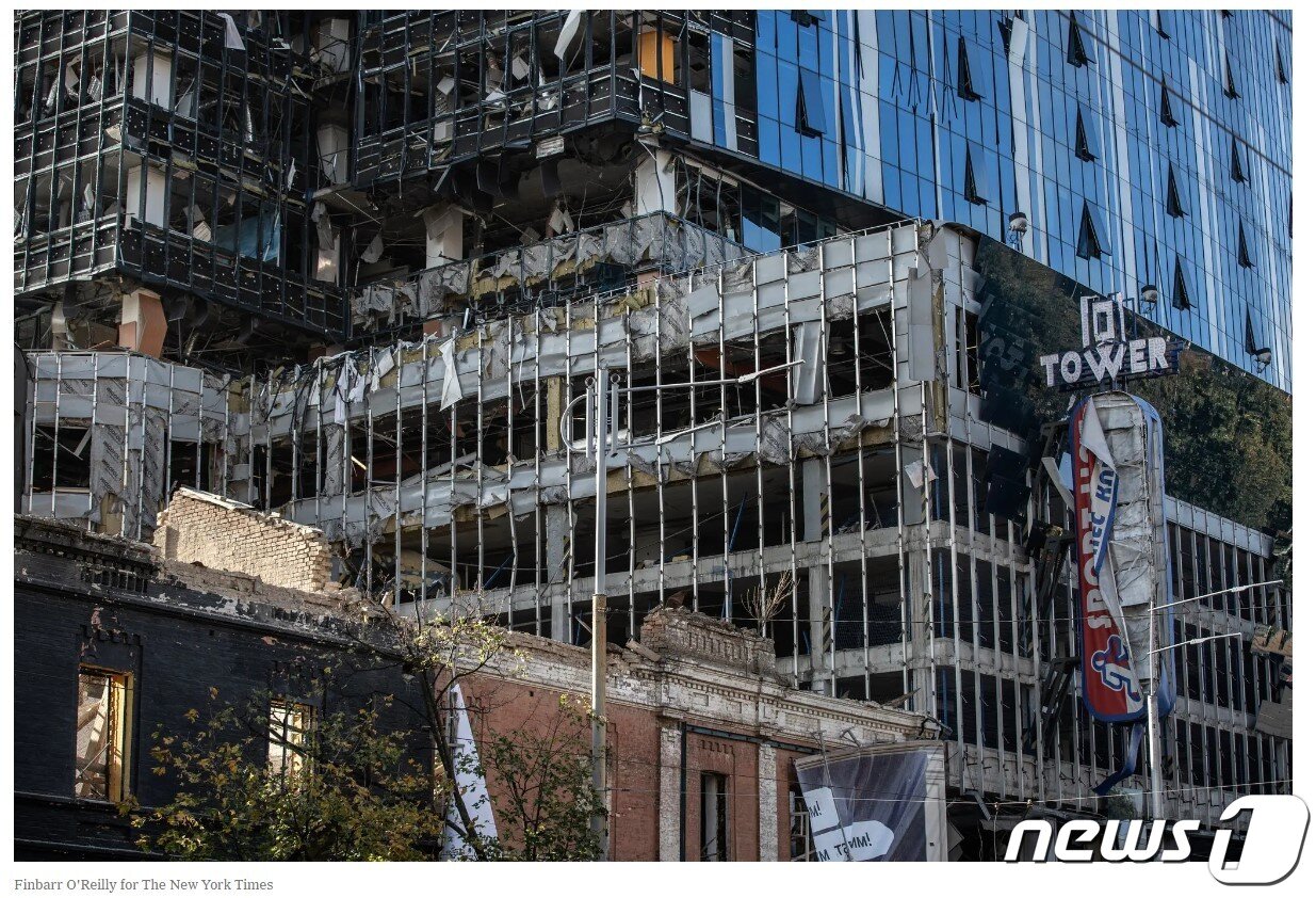 본문 이미지 - 러시아가 10일 우크라이나 전역을 미사일로 공격한 가운데, 우크라이나 수도 키이우의 삼성전자 현지 법인 사무실이 있는 건물이 러시아군의 미사일 공격의 여파로 일부 파손된 것으로 전해졌다. 사진은 뉴욕타임스 홈페이지 캡처.