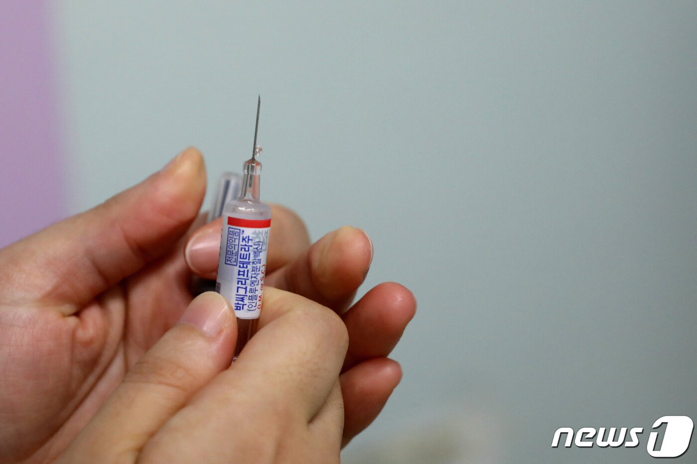 본문 이미지 - 11일 오전 서울의 한 병원 의료진이 독감 예방접종을 준비하고 있다. 2022.10.11/뉴스1 ⓒ News1 황기선 기자