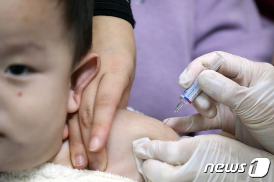 서울의 한 병원에서 어린이가 독감 예방접종을 받고 있다. /뉴스1 © News1 황기선 기자