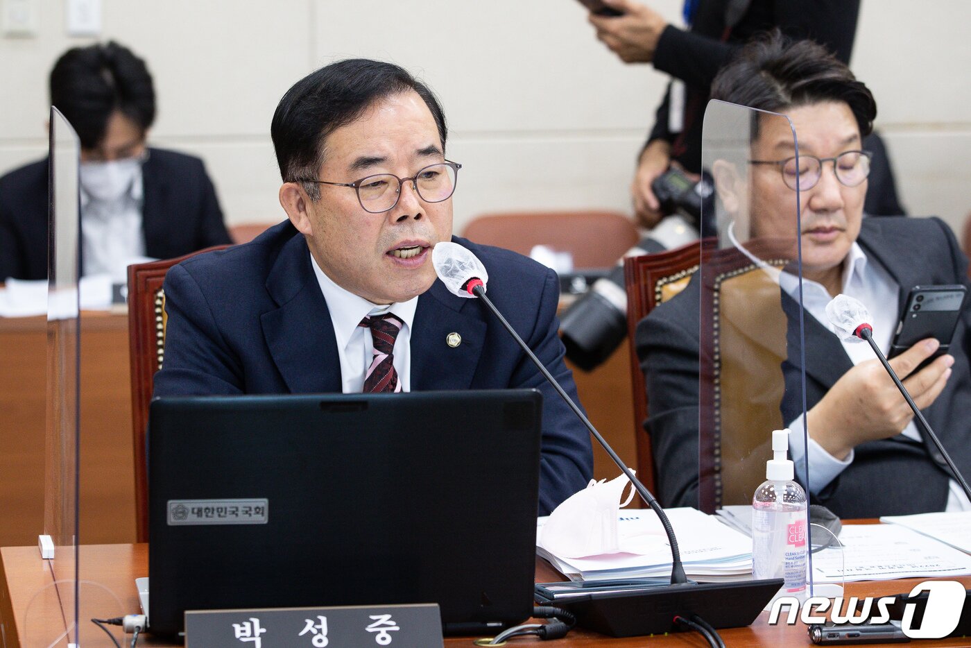본문 이미지 - 박성중 국회 과학기술정보방송통신위원회 국민의힘 간사가 11일 서울 여의도 국회에서 열린 과학기술정보방송통신위원회의 정보통신산업진흥원, (부설)소프트웨어정책연구소, 한국인터넷진흥원, 한국방송통신전파진흥원, 한국지능정보사회진흥원, 한국데이터산업진흥원에 대한 국정감사에서 의사진행 발언을 하고 있다. 2022.10.11/뉴스1 ⓒ News1 유승관 기자