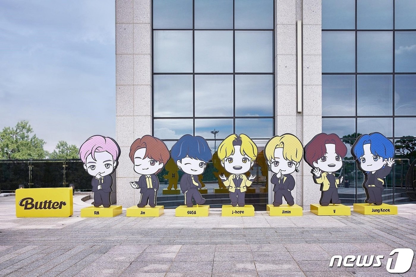 본문 이미지 - 부산 해운대구에 위치한  그랜드조선호텔 야외 테라스에 BTS 공식 캐릭터 ‘타이니탄(TinyTAN)’ 대형 포토존이 설치돼 있다.(그랜드조선호텔 부산 제공)