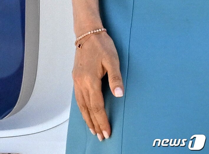 본문 이미지 - 윤석열 대통령과 김건희 여사가 30일 오후(현지시간) 3박5일 동안 스페인 마드리드에서 열린 나토(NATO·북대서양조약기구) 정상회의 첫 순방을 마치고 마드리드 바라하스 국제공항에서 공군1호기에 탑승하며 손을 들어 인사하고 있다. 2022.6.30 대통령실사진기자단 한국일보 서재훈