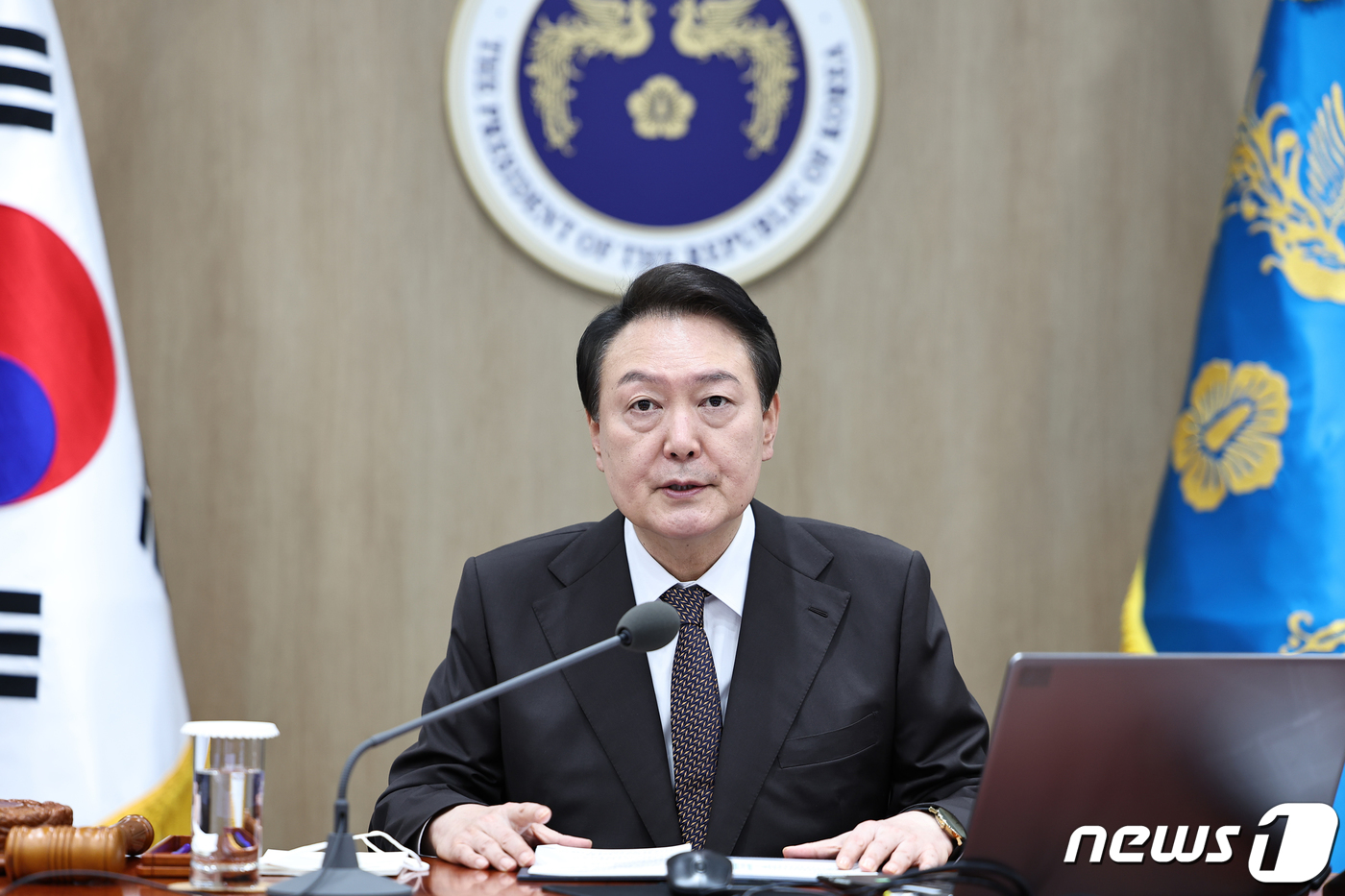 (서울=뉴스1) 오대일 기자 = 윤석열 대통령이 11일 오전 용산 대통령실 청사에서 열린 제45회 국무회의에서 모두발언을 하고 있다. (대통령실 제공) 2022.10.11/뉴스1